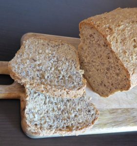 Chleb pszenny z płatkami owsianymi i siemieniem lnianym